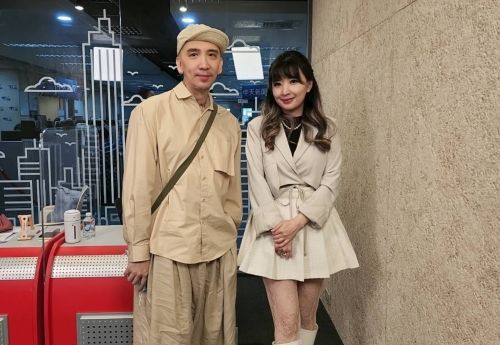 ▲作家H(左)罹攝護腺癌,盼未來重振雄風,右為王宜安。(圖/中天提供) ▲作家H(左)罹攝護腺癌,盼未來重振雄風,右為王宜安。(圖/中天提供)