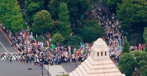 ▲在日本國會大樓前聚集上百名民眾，抗議舉行安倍晉三的國葬儀式。（圖／美聯社／達志影像）