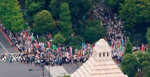 安倍晉三國葬 ▲在日本國會大樓前聚集上百名民眾,抗議舉行安倍晉三的國葬儀式。(圖/美聯社/達志影像)