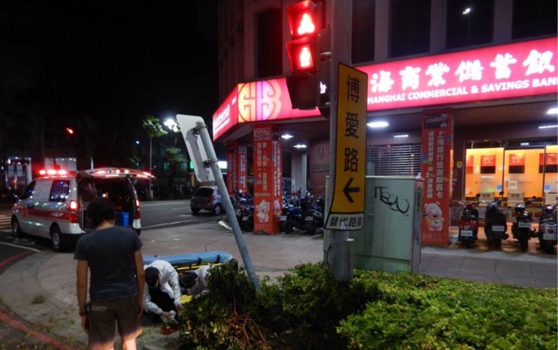 高雄男酒駕自撞標誌桿!噴飛樹叢爆頭亡 抽血竟驚見確診