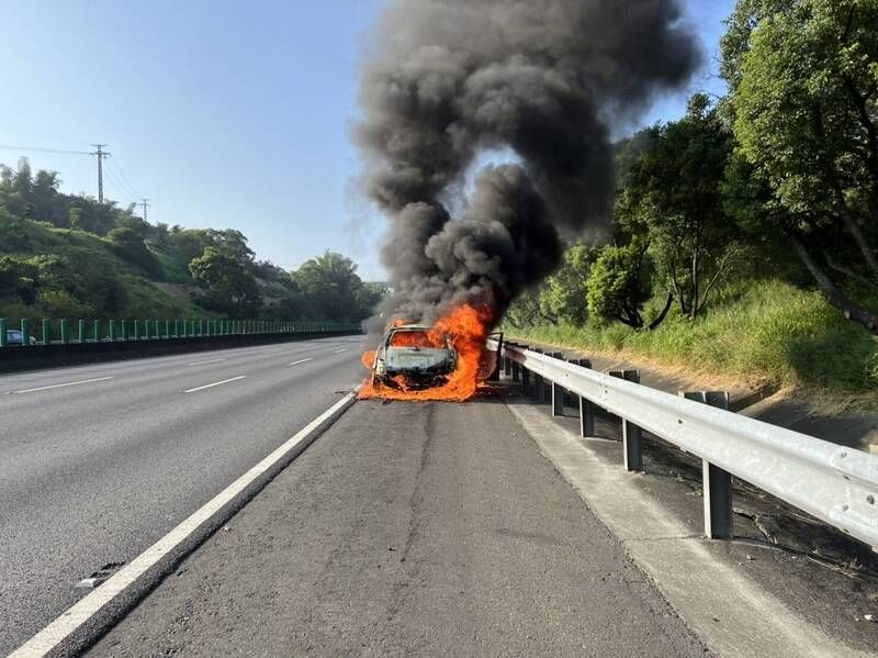 國3南下284.5K驚傳火燒車!濃煙直竄天際 駕駛驚險逃生