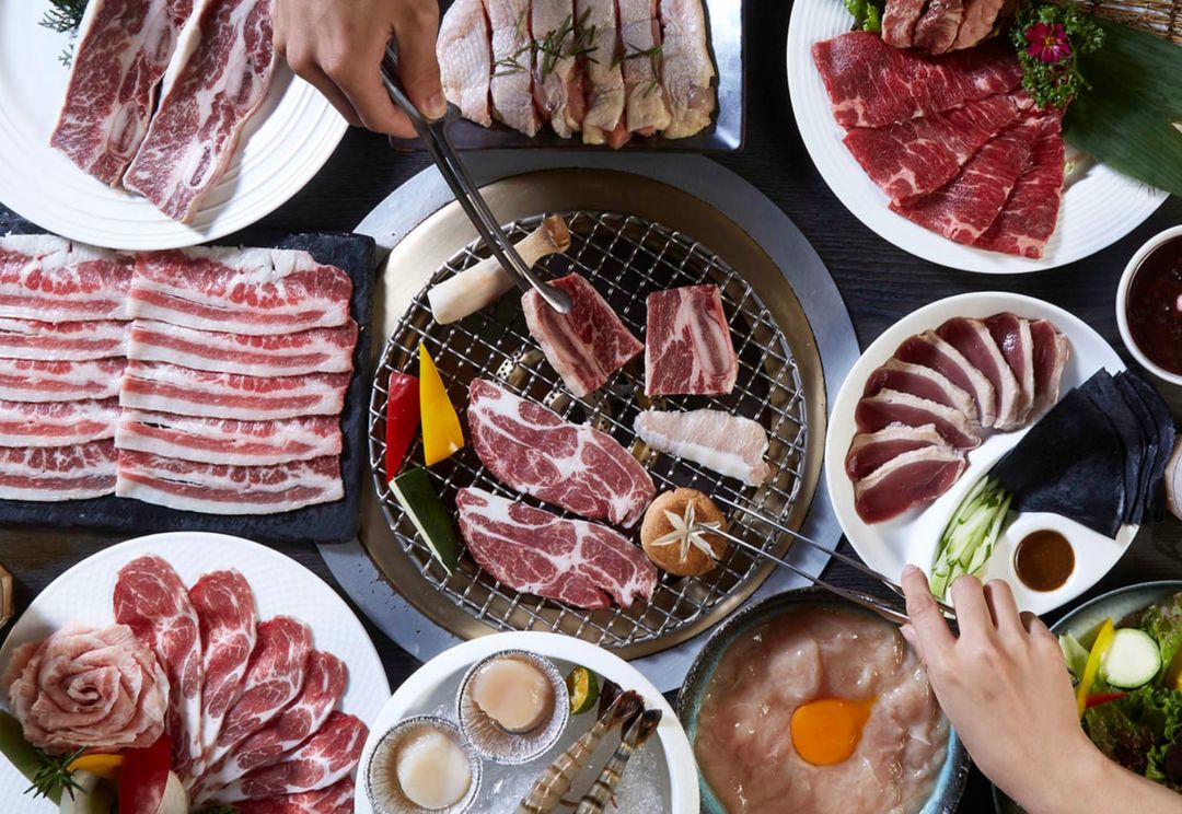 ▲不只教師節有優惠，身分證姓名對中「雙、十、國、慶」任1字，燒肉同話套餐享9折優惠；「中2字」可享雙人燒肉套餐最高下殺5折起。與這一小鍋10/13同一天生日的壽星，鍋物套餐只要5折就能開吃。（圖／這一鍋餐飲集團提供）