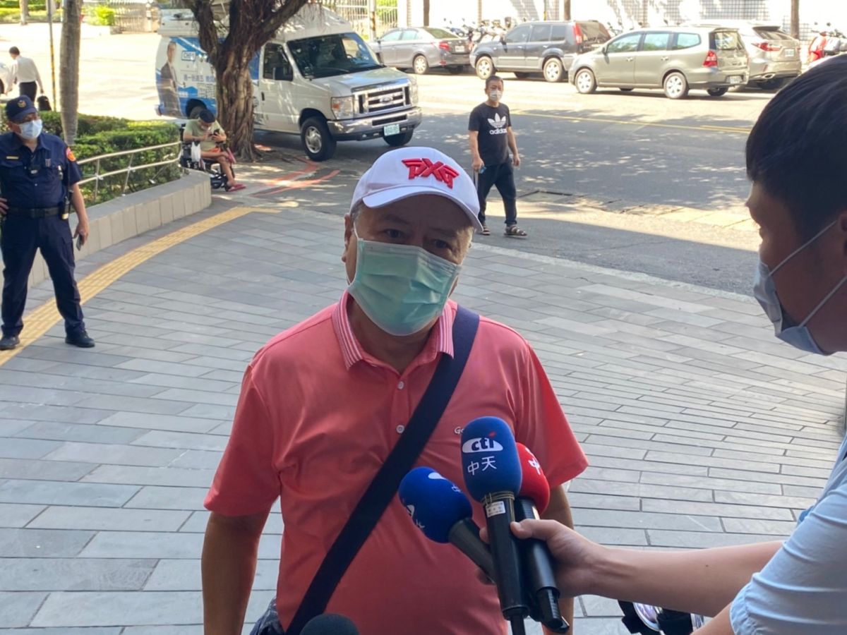 ▲周玉蔻今委託律師遞狀提告蔣萬安、柯文哲，一名男性民眾嗆聲周玉蔻不敢來是「孬種」，應送周治平專案。（圖／記者翁子竣攝，2022.09.28）