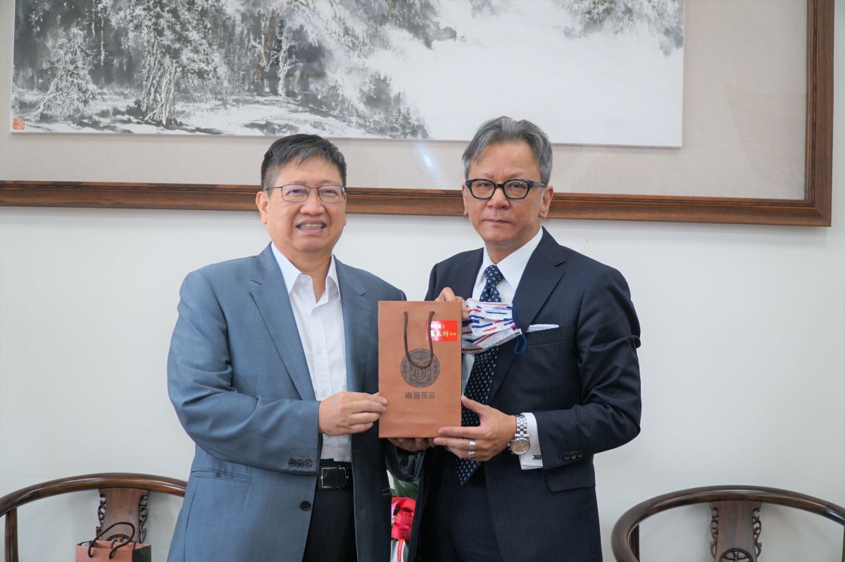 ▲日本台灣交流協會台北事務所副代表橫地晃（右）拜會新竹縣長楊文科（左）。（圖/新竹縣政府提供）