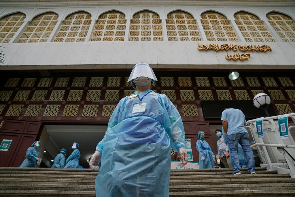 ▲港府昨天公布放寬部份社交距離措施，但限制在公共場合的群組聚集人數限聚令仍維持4人。（圖／美聯社／達志影像）