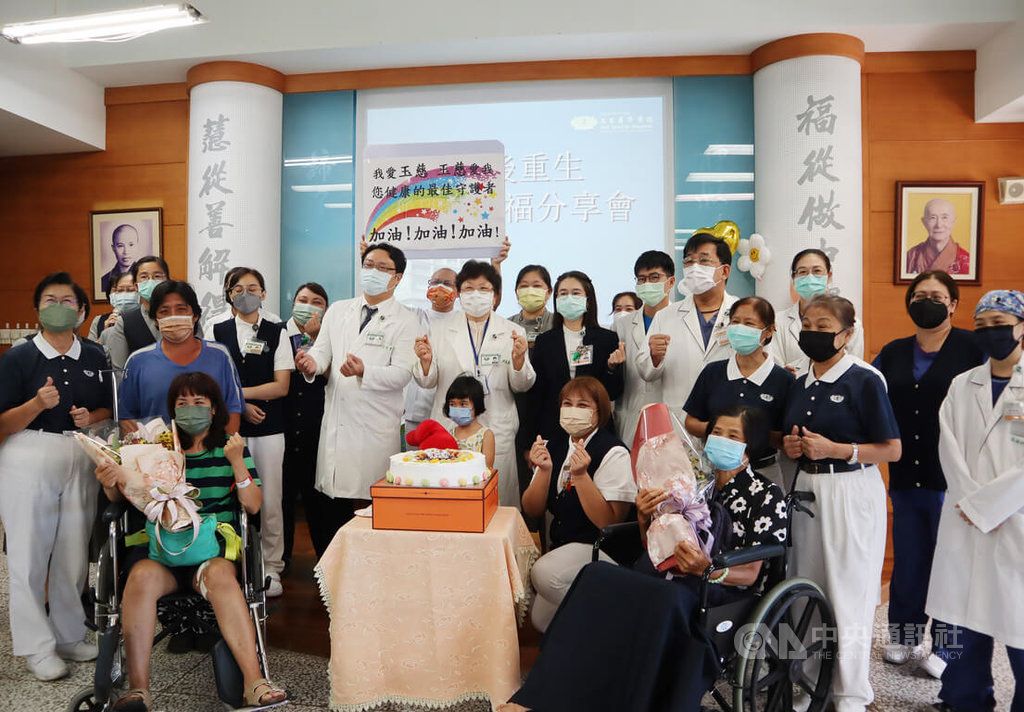▲918強震，花蓮玉里7-11超商建築物倒塌，受困在瓦礫堆的母女被救難人員先後救出，經玉里慈濟醫院治療28日出院，醫院上午為媽媽（坐輪椅、左）、5歲女童及在家被物品撞倒跌傷的袁阿嬤（坐輪椅、右），舉辦災後重生感恩祝福分享會。（圖／中央社記者李先鳳攝 111年9月28日）
