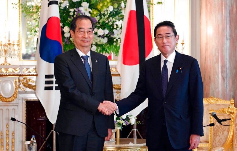 ▲日本首相岸田文雄（右）28日跟韓國總理韓悳洙會談。（圖／美聯社／達志影像）