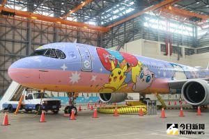 全台首架!華航 A321neo「皮卡丘彩繪機 Cl」正式開箱 ▲11 隻賈可夢躍上機身兩側,包括飛翔皮皮卡丘、謝米、青綿烏、波克基斯、食夢夢、胖丁、卡比獸、呆呆獸、熊寶實等。(圖/記者葉政勳攝,2022.09.28)