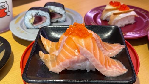 壽司郎再掀鮭魚之亂！浮誇「鮭山島」回歸　藏壽司巨大鮮蝦1貫40
