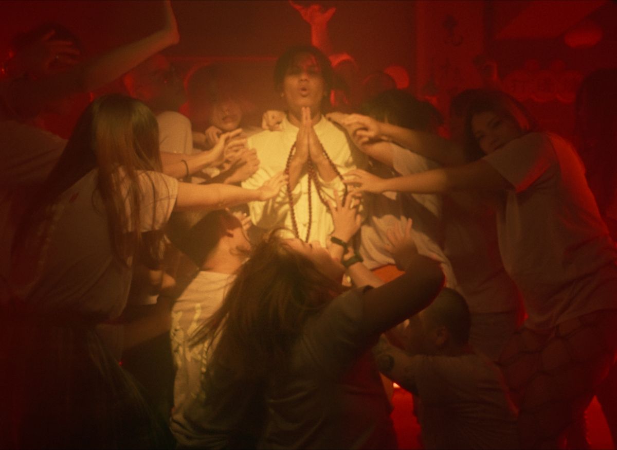 ▲潮州土狗在《頌如來如頌》MV中化身「檳攔教師父」。（圖／奇洱文創提供）