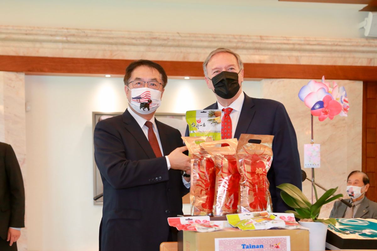 ▲黃偉哲送上噴印台美國旗的蘭花、蘭花瓷盤、優質果乾及蝦餅等禮物，希望讓龐培歐多認識了解台灣（圖／記者林怡孜攝，2022,09,28）