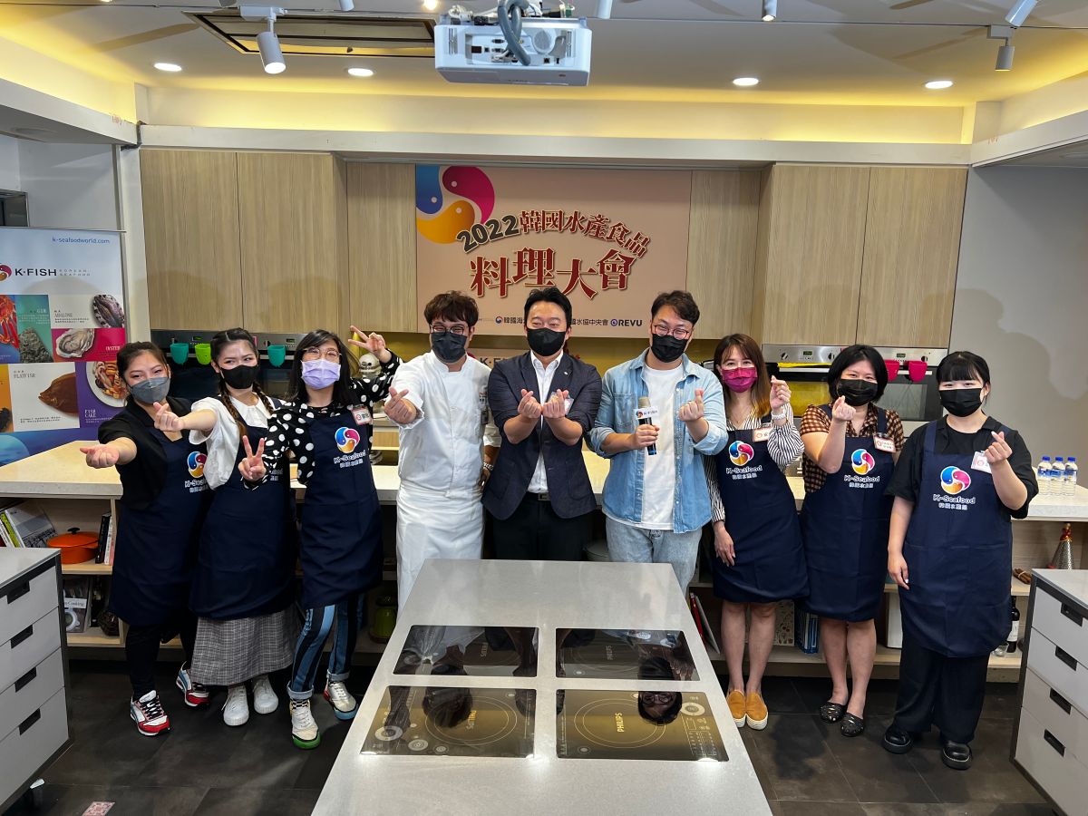 ▲2022韓國水協料理大會，由Revu台灣邀請主廚孫榮、知名youtuber胃酸人共同推廣創意料理。（圖／品牌提供）