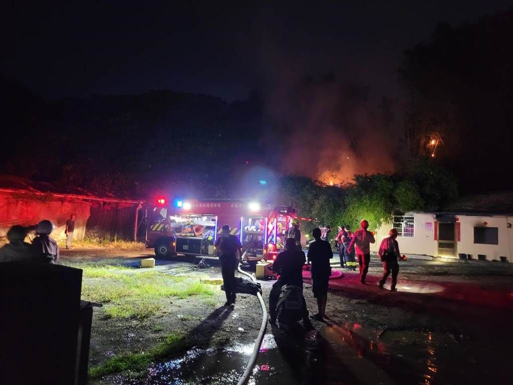 ▲南投國姓鄉一棟平房27日晚間起火，屋內一名7旬老翁倒臥在神明廳內，送醫搶救仍宣告不治。（圖／翻攝畫面）