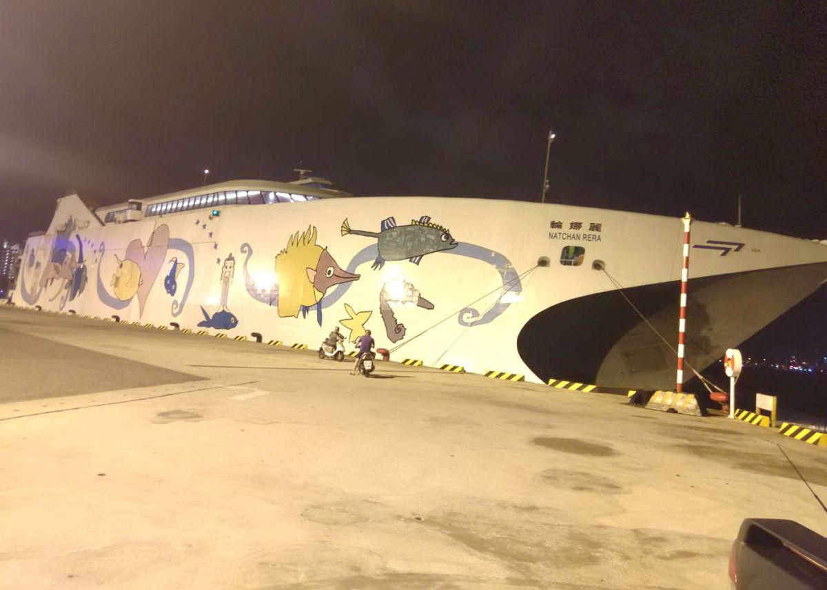 ▲東聯航運公司所屬麗娜號高速客輪通過台南安平至澎湖馬公航線夜間試航審查，可望帶動台南澎湖間藍色公路旅遊風潮。(圖／交通部航港局南部航務中心提供)