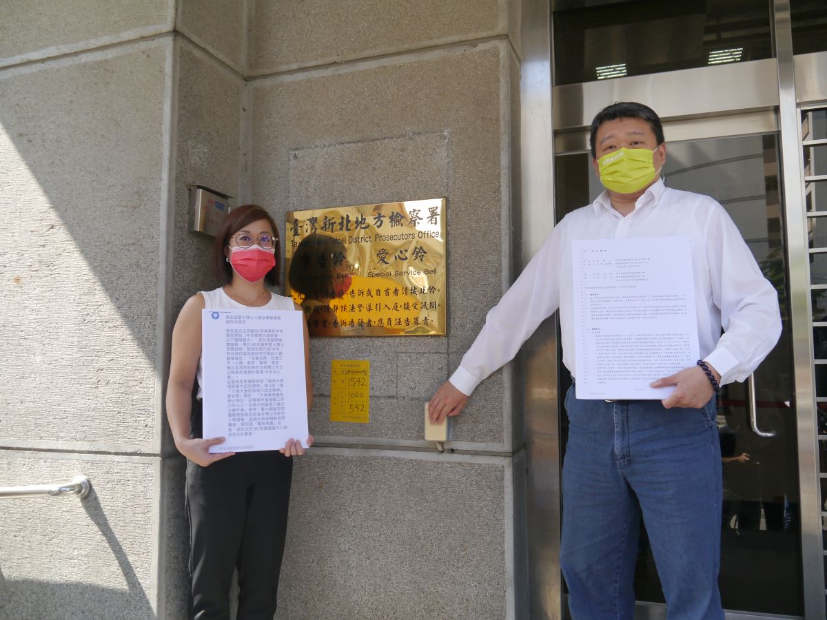 ▲何博文及李晏榕到新北地檢署，告發侯選辦執張其強與吳亮賢「偽造公文書」以及「行使偽造公文書」。（圖 ／記者吳嘉億攝，2022.9.28）