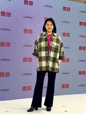 ▲小S演繹今年秋冬UNIQLO新風格，以撞色桃紅上衣搭配寬版襯衫式格紋外套。（圖／記者蕭涵云攝）