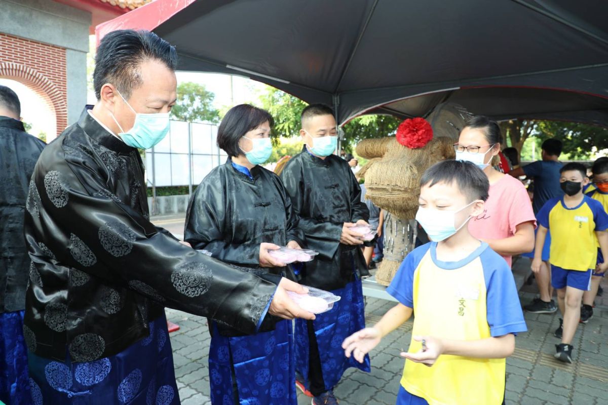 ▲翁章梁分贈學童智慧糕，期許學童能遇事不驚、臨危不亂、果敢決行（圖／嘉義縣政府提供）