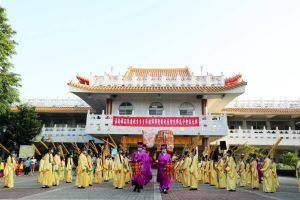 ▲祭孔大典遵照古禮的模式舉行，分別由新港國中學生擔任禮生、文昌國小學生擔任佾生、樂生，依序進行迎神（圖／嘉義縣政府提供）