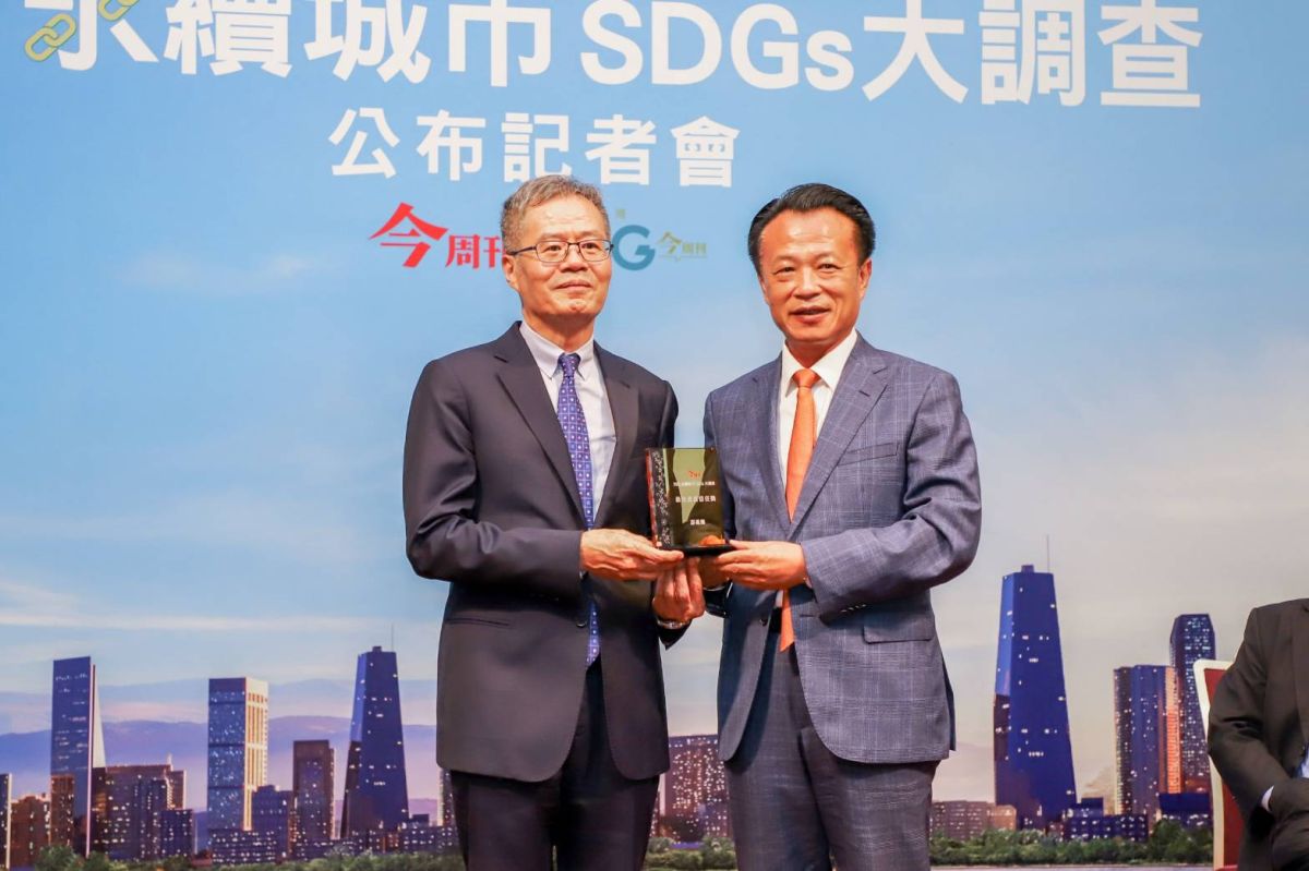 ▲第2度榮獲「最佳首長信任獎」的嘉義縣長翁章梁(右)，特別北上接受主辦單位頒獎（圖／嘉義縣政府提供）
