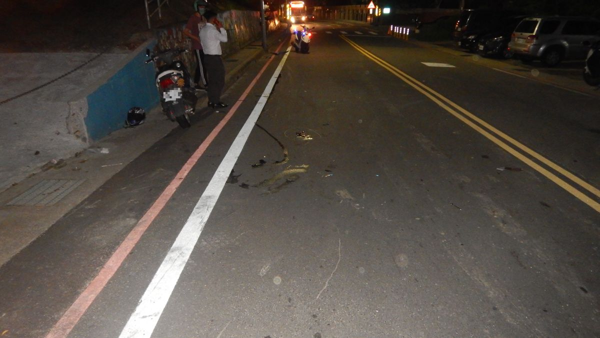 ▲新北市一名機車騎士路口撞上男童後再撞電線桿，送醫不治。（圖／翻攝畫面）