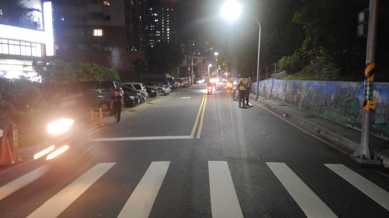 ▲新北市一名機車騎士路口撞上男童後再撞電線桿，送醫不治。（圖／翻攝畫面）