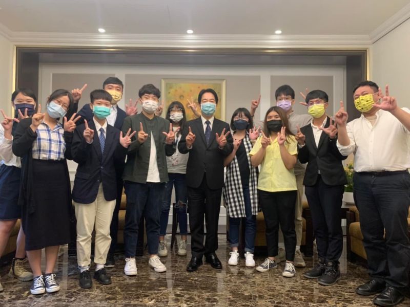 ▲賴清德與學生代表晤談，允諾全力宣講18歲公民權議題，行動力與親和力讓學生們印象深刻。（圖／讀者提供）