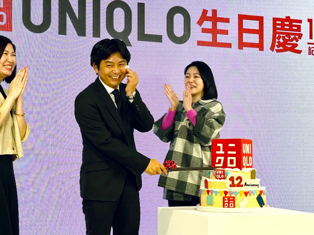 ▲小S擔任全新Life Wear品牌大使，歡慶日本國民品牌UNIQLO進駐台灣12週年生日，竟大膽塗抹奶油在台灣CEO黑瀨友和臉上。更洩漏過去熱愛浮誇穿著的老公許雅鈞，現在都穿緊身的AIRism系列科技空氣衣，「凸顯胸肌很大，他很喜歡」。「12th UNIQLO生日慶」U AIRism棉質寬版圓領T恤10/7～10/13會員限定390元。（圖／記者蕭涵云攝）