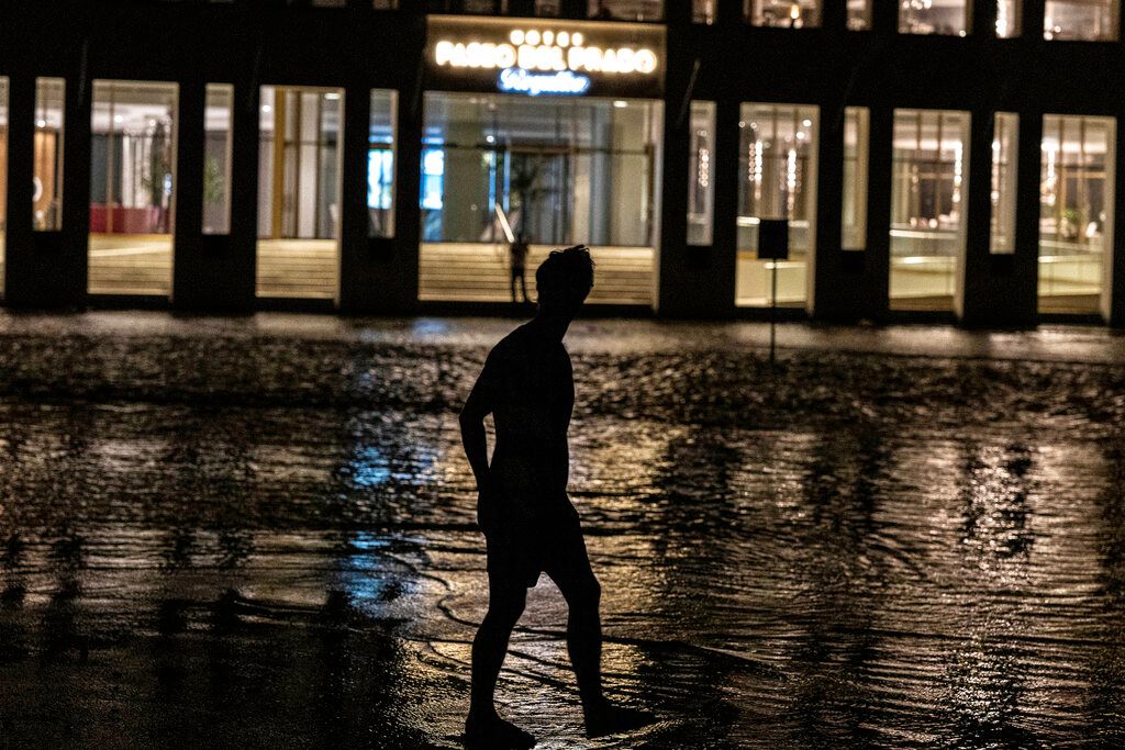 ▲颶風伊恩（Hurricane Ian）27日侵襲古巴西部地區，電力系統也受颶風影響故障導致全國停電。（圖／美聯社／達志影像）