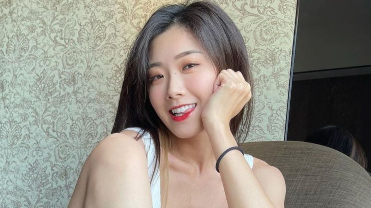 ▲曾甜意外被拍到褲子脫一半，露出黑色地帶的性感畫面。（圖／翻攝自曾甜IG）