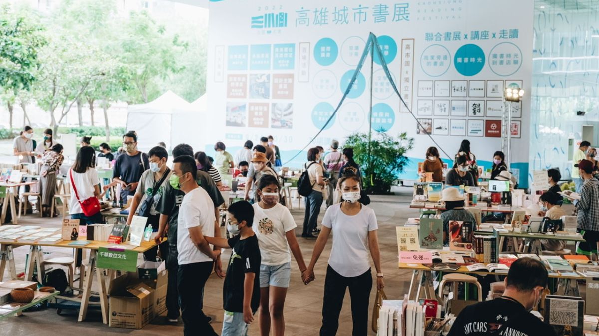 ▲「港灣書展」於兩周內集結共超過50家出版同業，以及高雄18間在地書店一同共襄盛舉。（圖／高市府文化局提供）