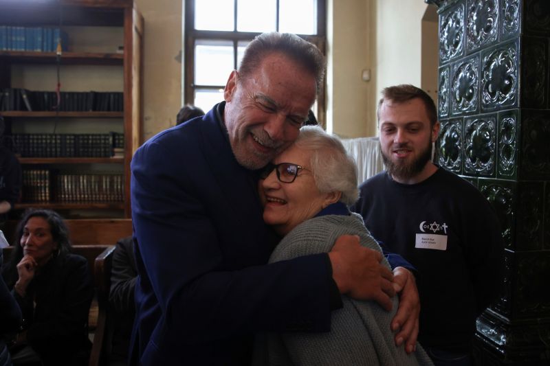 ▲美國好萊塢動作巨星阿諾史瓦辛格（Arnold Schwarzenegger）造訪納粹德國在波蘭的集中營舊址，誓言要對抗仇恨、偏見與歧視。（圖／美聯社／達志影像）
