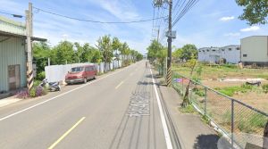 ▲文男下班騎車行經新興路某處時,因路樹突然倒下,導致文男反應不及,當場被擊中倒地。(圖/取自google地圖) ▲文男下班騎車行經新興路某處時,因路樹突然倒下,導致文男反應不及,當場被擊中倒地。(圖/取自google地圖)