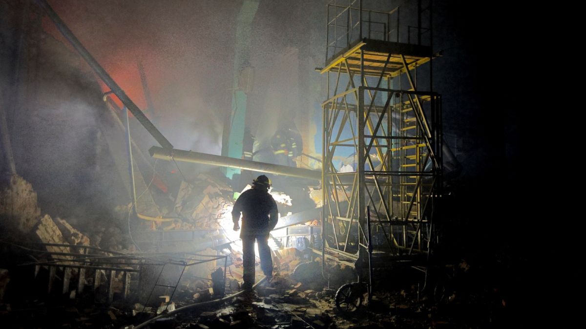 ▲一枚飛彈擊中烏國第2大城哈爾科夫（Kharkiv）一棟公寓大樓，釀1人死亡多人受傷。資料照。（圖／美聯社／達志影像）