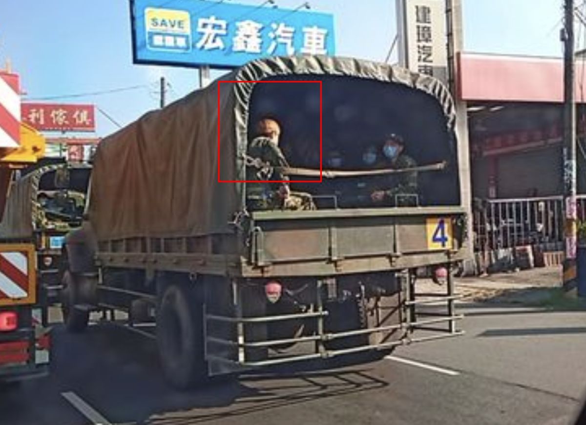 ▲近日有高雄的網友在路上遇到一輛軍卡，卻發現後方坐著一個染金頭髮的阿兵哥。（圖/爆料公社）