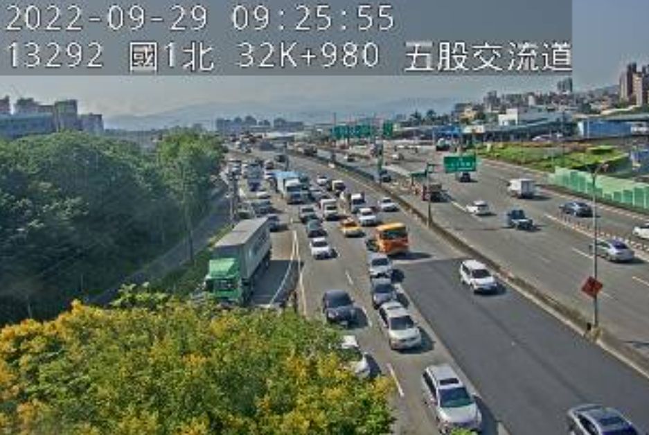 ▲一輛聯結車「折甘蔗」擦撞自小客車，導致共4個車道被堵住。（圖／翻攝國道監視器）