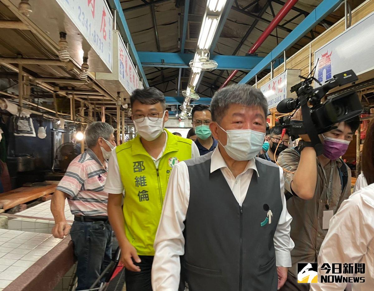 ▲陳時中今日赴東門市場掃街，談及周玉蔻是否拖累選情，他表示自己要負責選情，不會牽拖別人。（圖／記者黃宣尹攝，2022.09.29）