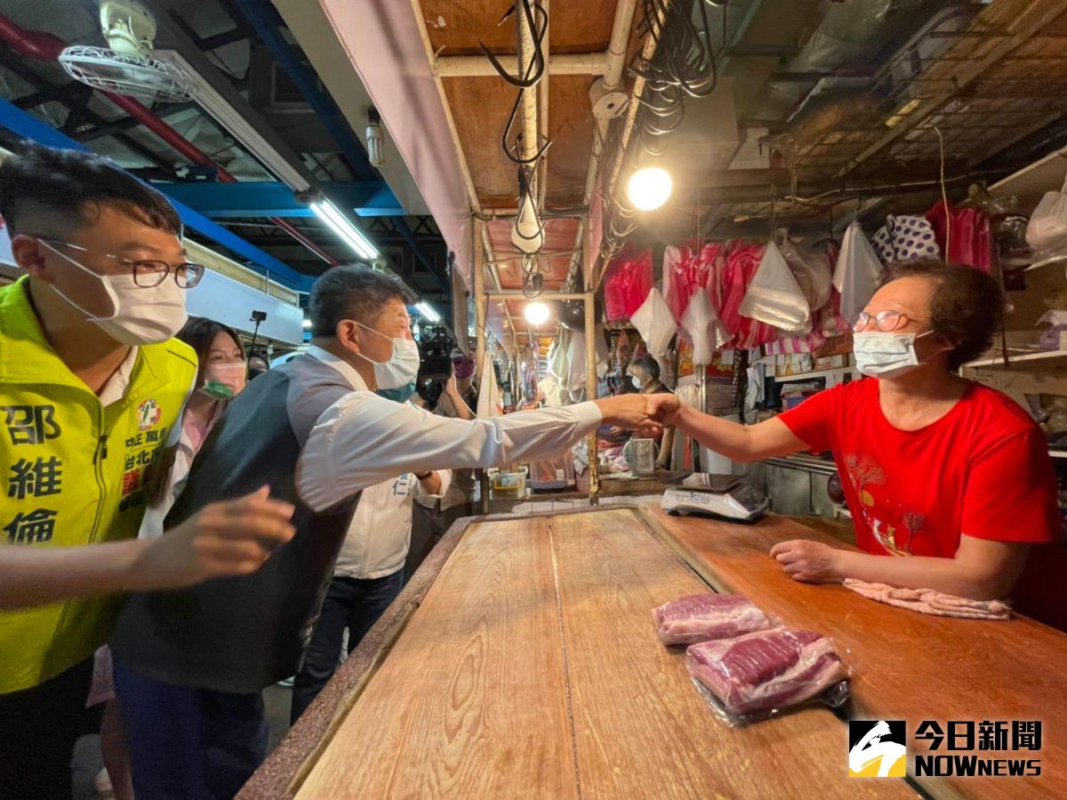 ▲陳時中今日赴東門市場掃街，並指出蔣萬安自詡是蔣家後人，如果能快表達對中正紀念堂的態度，那是不錯的方向。（圖／記者黃宣尹攝，2022.09.29）