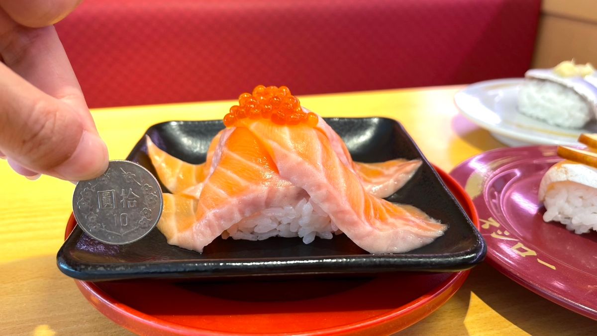 ▲台灣壽司郎再掀鮭魚之亂2.0，最新9/28開賣的「洄鮭初心」竟有巨型海景壽司「鮭山島」，層層疊疊4大片厚實鮭魚與鮭魚卵的視覺超浮誇！還祭出「鮭魚3貫40元」破盤價絕對要吃爆。（圖／記者蕭涵云攝）
