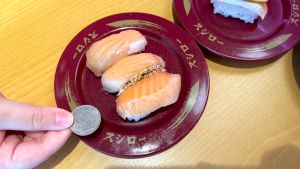 ▲不少鮭魚控衝著「鮭魚3貫40元」超佛心價格，已經嗆聲要來個「鮭魚吃到飽」。（圖／記者蕭涵云攝）