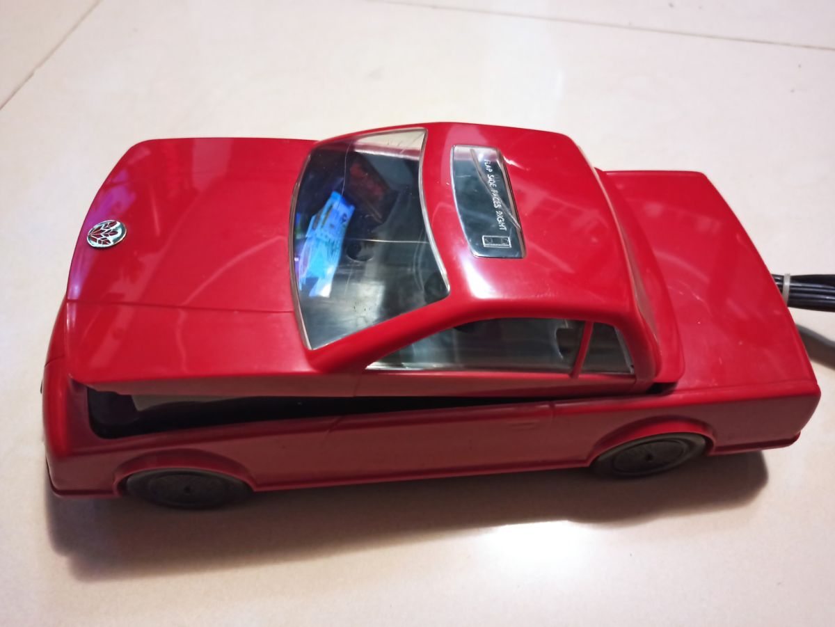 ▲不少人家中都曾有過類似的跑車模型，其實是以前的「追劇神器」。（圖／翻攝《爆廢公社》）