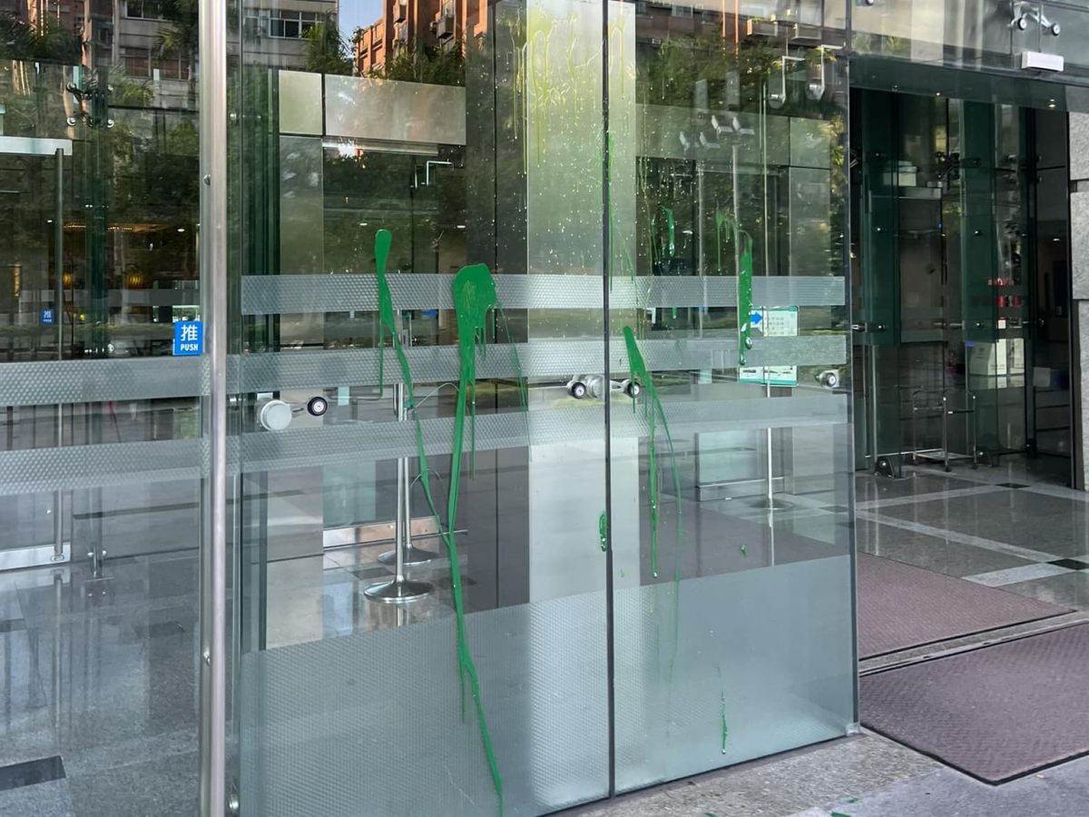 ▲國民黨台北市議員參選人楊植斗今天上午前往國家通訊傳播委員會（NCC）朝大門潑漆。（圖／翻攝楊植斗臉書）