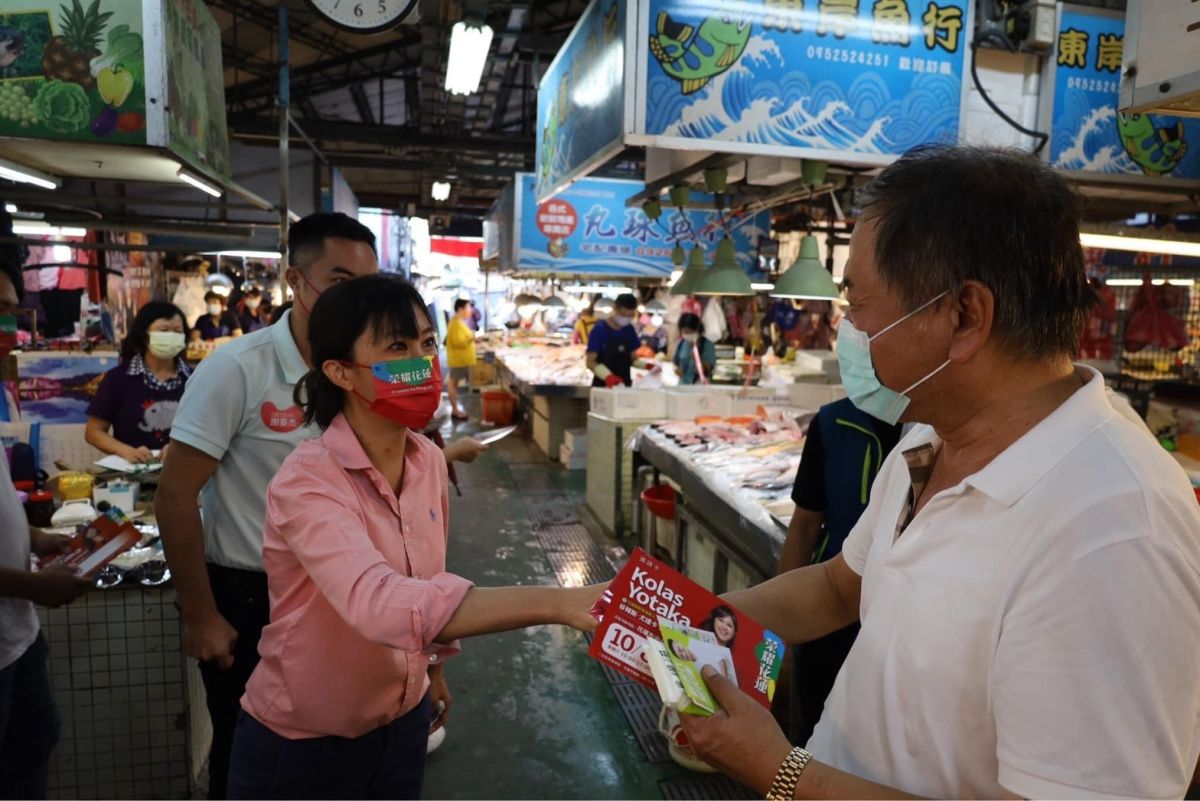 ▲Kolas北區競總將成立，上午其親赴市場發出紅色邀請函，還打趣說是「紅色炸彈」，受到鄉親熱烈迴響。（圖／翻攝自Kolas臉書）