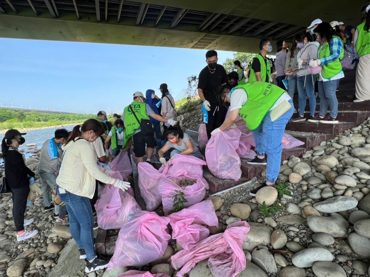 ▲三信商銀消金部員工大手牽小手，筏子溪淨溪清除超過120公斤的垃圾(圖／三信商銀消金部提供2022.9.29)