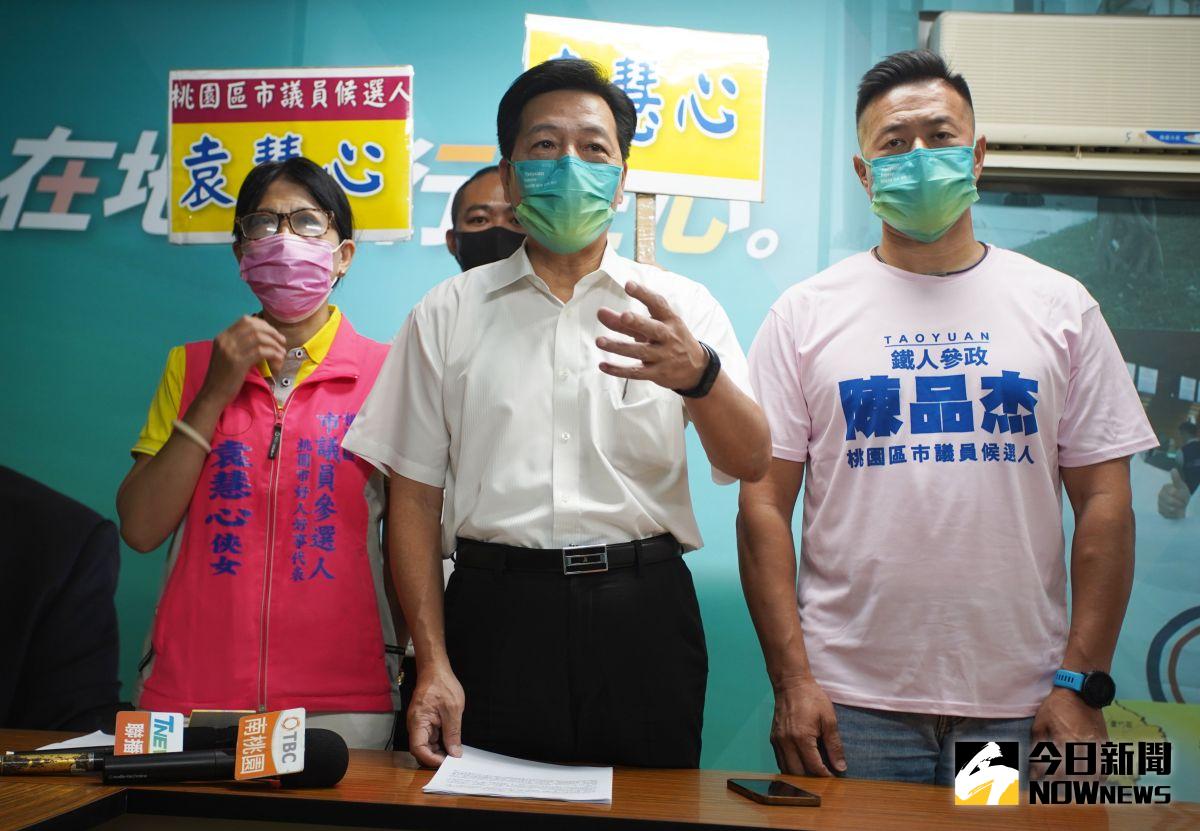 ▲鄭寶清指出，市府花了10億元在各地建造40多座的天幕，每坪造價高達14萬元，比建豪宅還要貴，但卻是沒有建照和使照的大違建。（圖／記者李春台攝，2022.09.29）