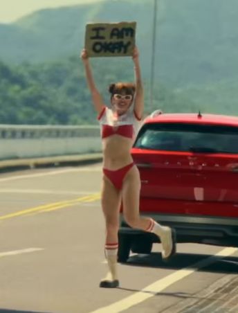 ▲壯壯舉著牌子攔車，好身材一覽無遺。（圖／翻攝壯壯FB）