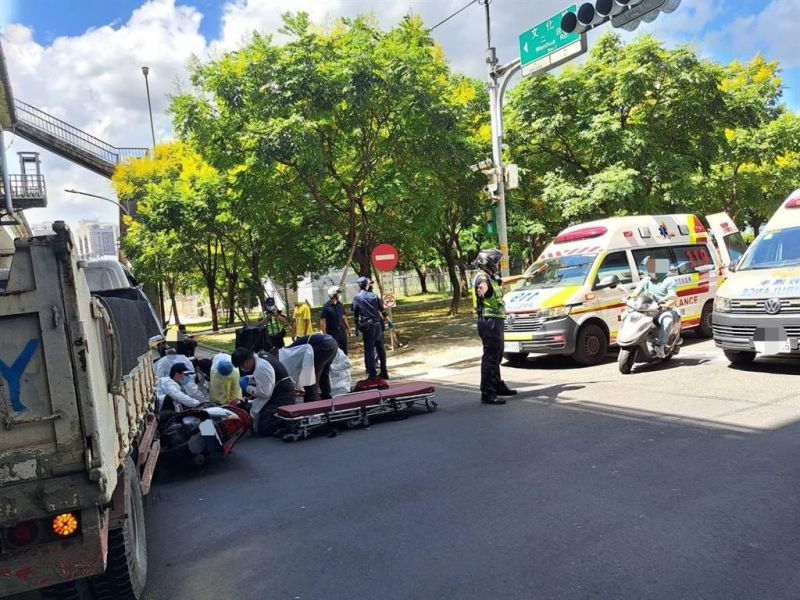 板橋貨車違規左轉擦撞直行機車！騎士撞飛命危　送醫不治
