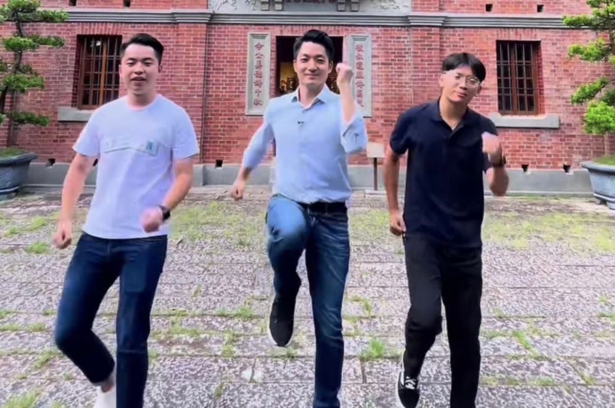 ▲蔣萬安面對媒體提問答不出，且還在滑手機，引發論戰。（圖／翻攝自蔣萬安IG）