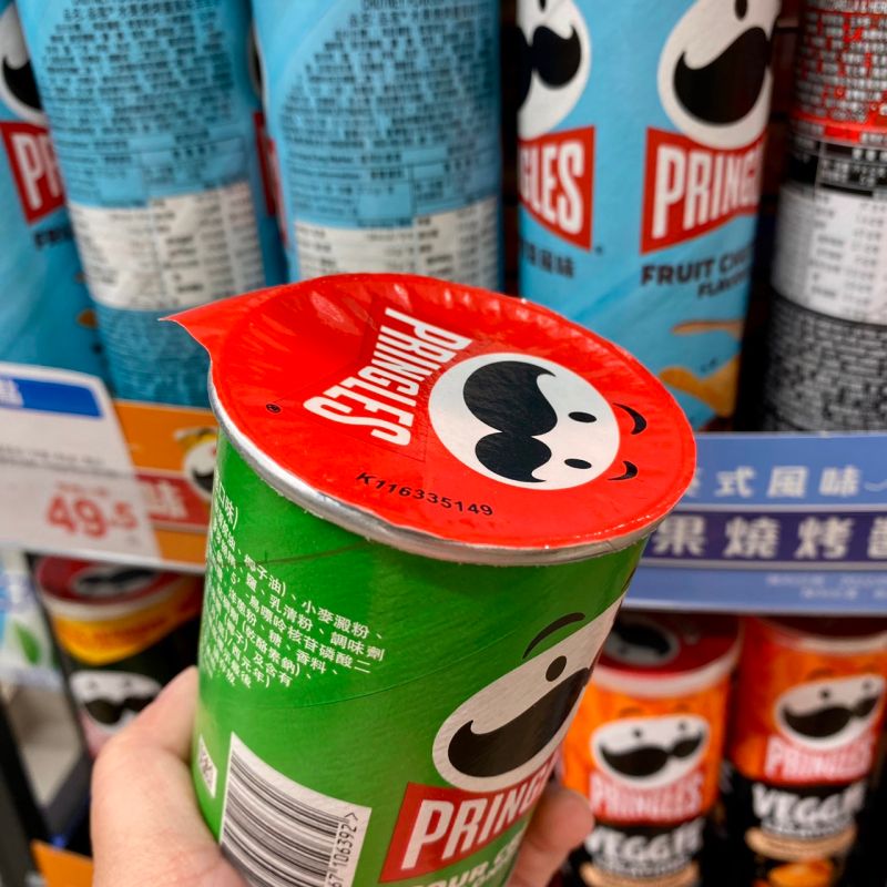▲小罐品客改版後只用紙膜，起初還有民眾以為蓋子被偷了。（圖／記者黃韻文攝）