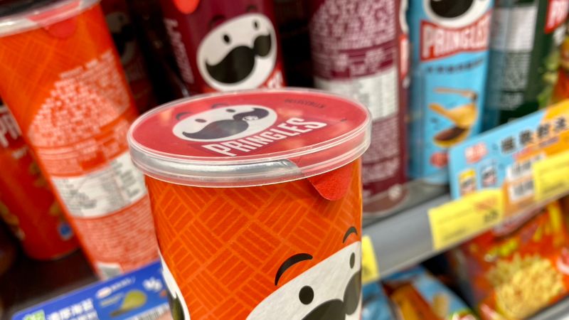 ▲大罐品客仍保有塑膠蓋包裝。（圖／記者黃韻文攝）