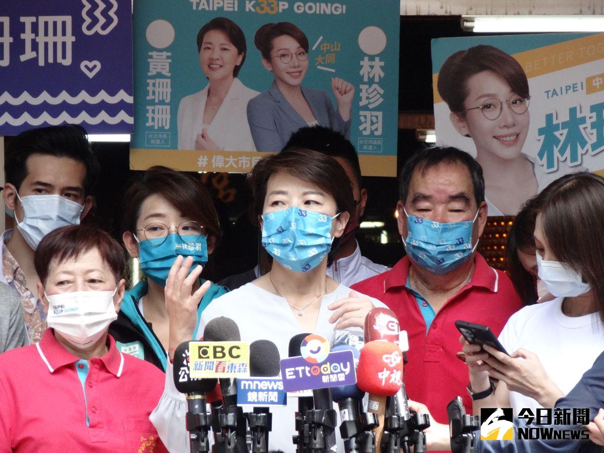 ▲無黨籍台北市長參選人黃珊珊走訪太平市場派票，並大稻埕慈聖宮參拜。（圖／記者呂炯昌攝，2022.09.29）